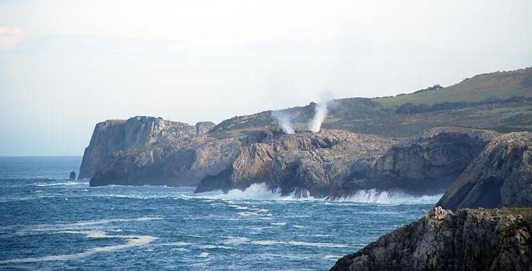 Los bufones de Arenillas en Asturias: Un espectáculo natural cercano a la playa de Gulpiyuri