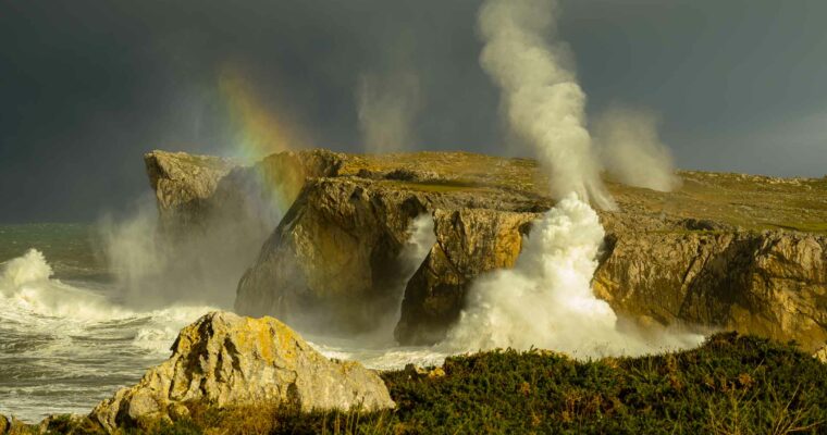 Los Bufones de Pría: Un Espectáculo Natural Impresionante en las Cercanías de la Playa de Gulpiyuri